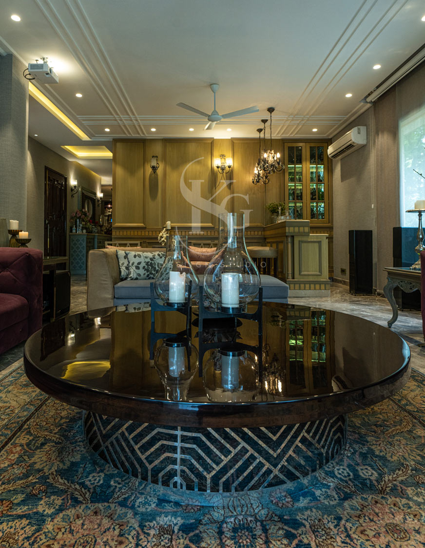 Luxurious-living-room-with-round-coffee-table-centerpiece
