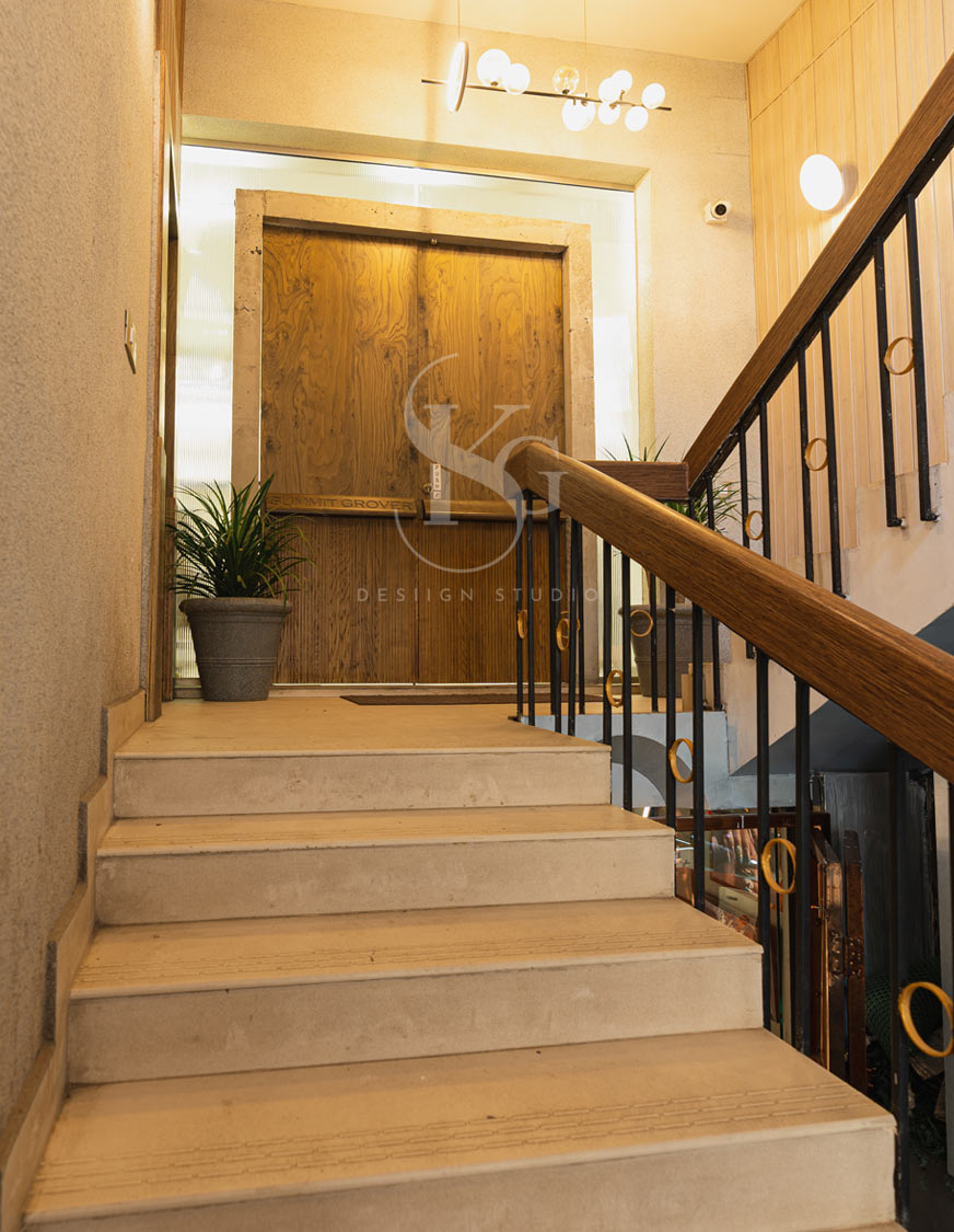 modern-staircase-with-wooden-railings